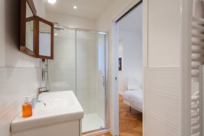 Tina con regadera, secadora de cabello, bidet, toallas