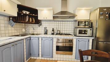 Een koelkast, een microgolfoven, een oven, een kookplaat