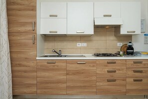 Kjøleskap, ovn, kokeplater og oppvaskmaskin