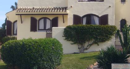 Villa on upeat näkymät, helppo pääsy uima-altaalle / kaunis puutarha. / Con