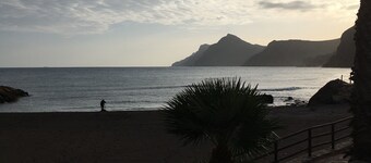 Villa med fantastisk utsikt, enkel tilgang til svømmebasseng / vakre hager. A / Con