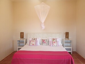 2 bedrooms, iron/ironing board, travel cot, free WiFi