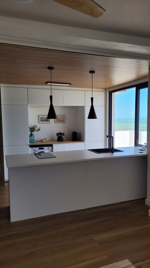 Réfrigérateur, micro-ondes, four, cafetière/bouilloire