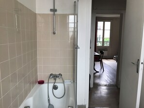 Badewanne, Haartrockner, Handtücher