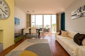 Télévision, lecteur de DVD, vidéothèque