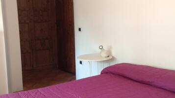 4 bedrooms, iron/ironing board, travel cot, WiFi