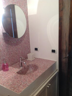 Shower, bidet, towels, toilet paper