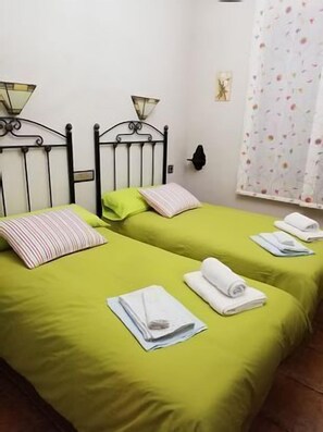 4 makuuhuonetta, silitysrauta/-lauta, ilmainen Wi-Fi, vuodevaatteet