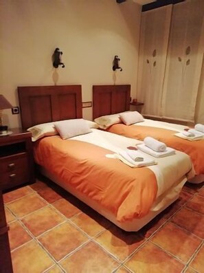 4 bedrooms, iron/ironing board, free WiFi, bed sheets - Self catering Cortijo La Torna for 8 people (Carcabuey)
