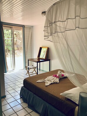 6 bedrooms, desk, iron/ironing board, cots/infant beds