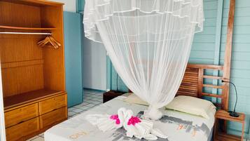 6 chambres, bureau, fer et planche à repasser, lits bébé