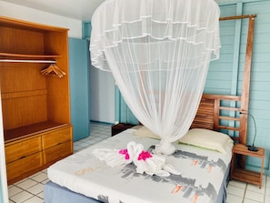6 chambres, bureau, fer et planche à repasser, lits bébé