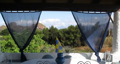 Villa Liliana: 2 + 2 sleeps, panoramic view, 200 mt. from the sea.