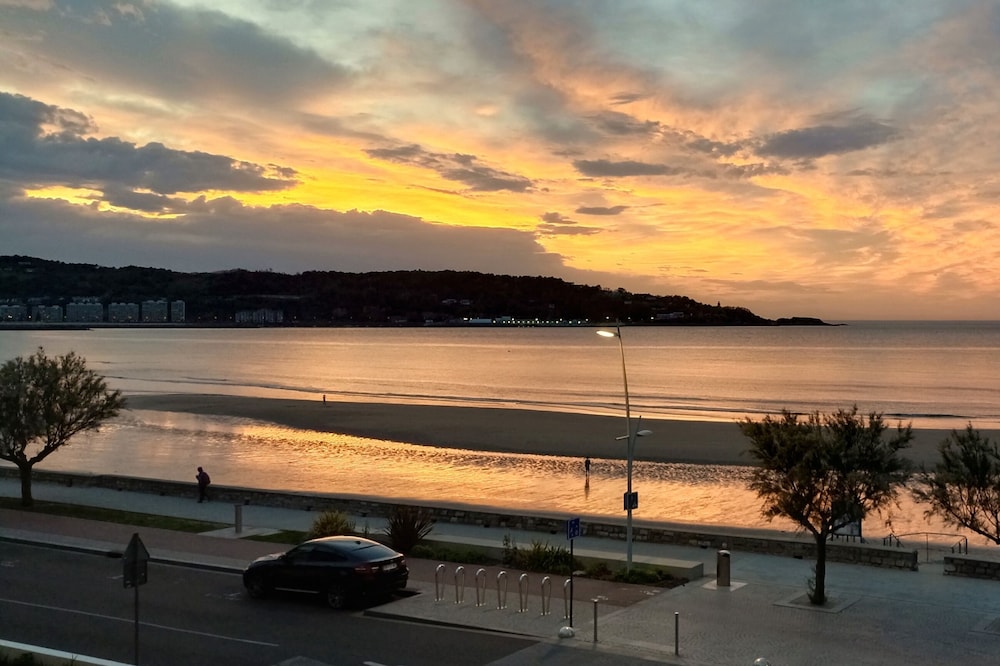 Hendaye - Plage. Apartment facing the sea for 4 people. F2 Wifi. Washing machine.
