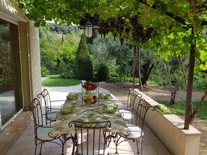 Outdoor dining - 3* air-conditioned villa for 8 with swimming pool in a quiet location 7 minutes' walk from the village (Cotignac)