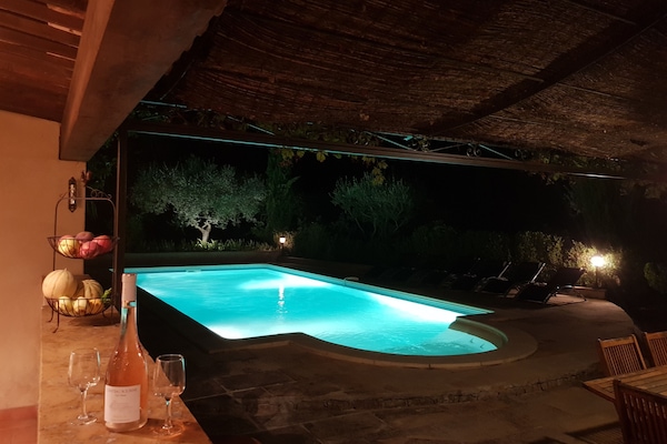 Vue nocture de la piscine depuis la plancha de la cuisine d'été !