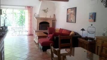 Smart TV, chimenea, reproductor de DVD y tenis de mesa
