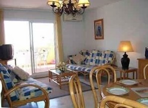 Televisie, een dvd-speler, boeken en een filmbibliotheek