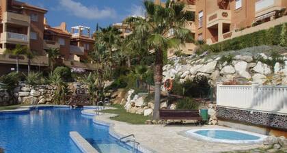 DESDE £ 210pw, 2 / 3bed Capacidad 7 CABOPINO, MARBELLA, BALCON ORIENTADO AL SUR