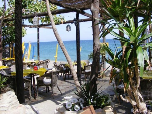 Spacious modern apartment, South facing close to the Beach with pool in complex.