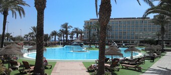 Spacious modern apartment, South facing close to the Beach with pool in complex.