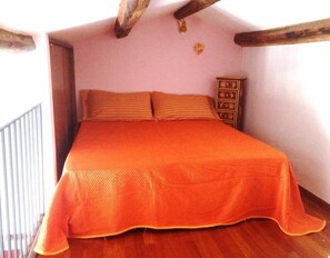 3 bedrooms, iron/ironing board, travel cot, WiFi