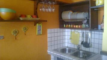 Réfrigérateur, micro-ondes, plaque de cuisson, cafetiÚre/bouilloire