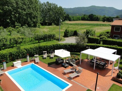 Close to centre of Lucca. Perfect base for exploring. Exclusive use of pool, A/c