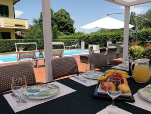 Outdoor dining - Close to centre of Lucca. Perfect base for exploring. Exclusive use of pool, A/c (Lucca)