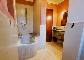 Combined shower/bathtub, bidet, towels - Close to centre of Lucca. Perfect base for exploring. Exclusive use of pool, A/c (Lucca)
