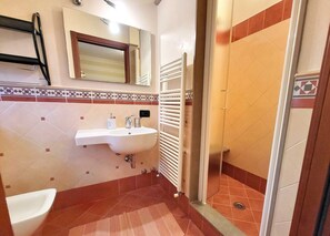 Combined shower/bathtub, bidet, towels - Close to centre of Lucca. Perfect base for exploring. Exclusive use of pool, A/c (Lucca)