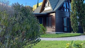 Een modern huis met een schuin dak, grote ramen en een verzorgd gazon.