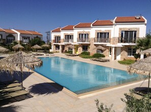Outdoor pool - Luxury Villa with Shared Pool and Stunning Sea and Mountain Views (Makry Gialos)