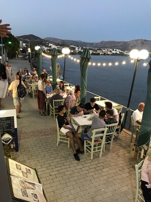 Outdoor dining - Luxury Villa with Shared Pool and Stunning Sea and Mountain Views (Makry Gialos)