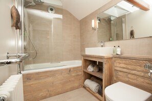 Ensemble douche/baignoire, sèche-cheveux, serviettes fournies, savon