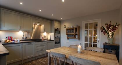 Charming Cottage in Prime Position with Castle Views, 12 The Wynding