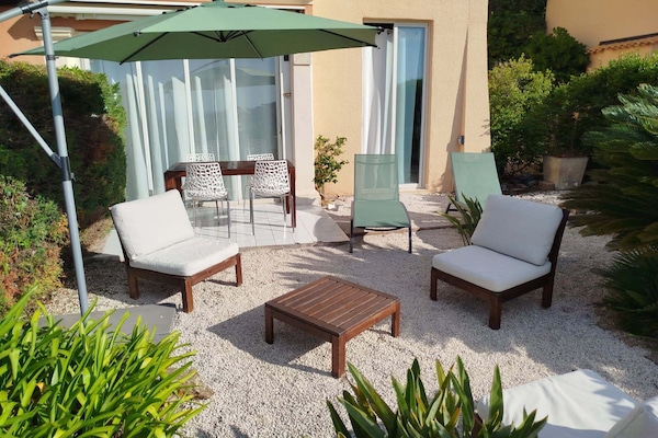 Jardin privatif amĂ©nagĂ©, un bel endroit oĂč profiter du soleil et de l'air du sud