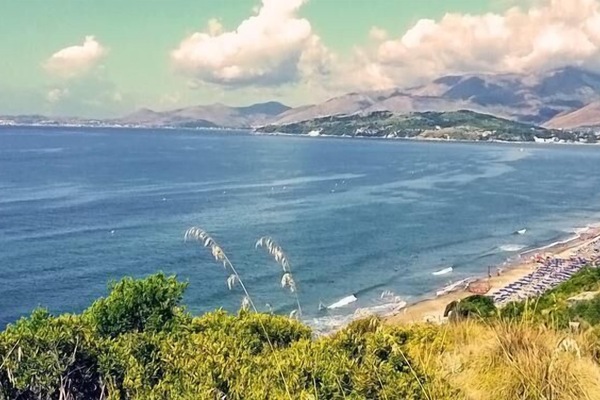 Una spiaggia nelle vicinanze