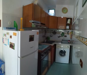 Refrigerador, horno, parrilla de estufa y cafetera y tetera 