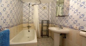 Bathtub, hair dryer, towels, toilet paper - Luxury Apartment with Pool, Hot Tub, and Free Accommodation Insurance,  (Teguise)