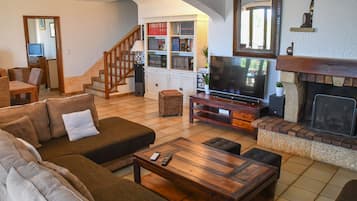 Smart TV, fireplace, books, stereo