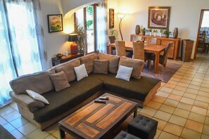 Smart-TV, peis, bøker og stereoanlegg