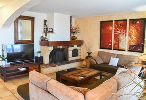 Smart-TV, peis, bøker og stereoanlegg