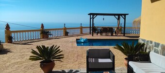 VILLA-CHALET MED utsikt mot sjøen og fjellet. WIFI. RTA-nr .: VTAR / GR / 01818