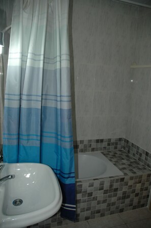Baignoire, sĂšche-cheveux, serviettes fournies