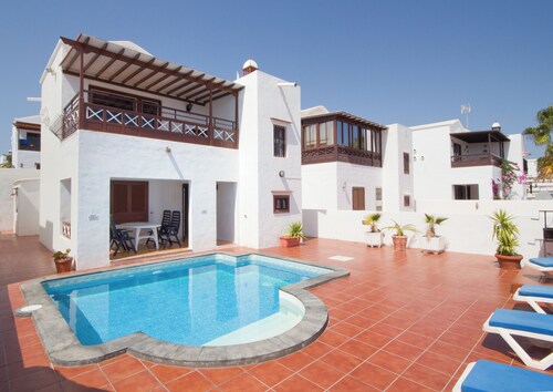 Home from home 2 storey villa, with a private pool and close to all amenities. 