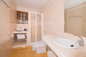 Douche, sĂšche-cheveux, serviettes fournies