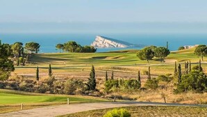 A golf course with a view of the sea and a mountain in the distance. - APARTMENT WITH FANTASTIC VIEWS TO THE BEACH TO THE SEA AND TO THE RESIDENTIAL COMPLEX (Benidorm)