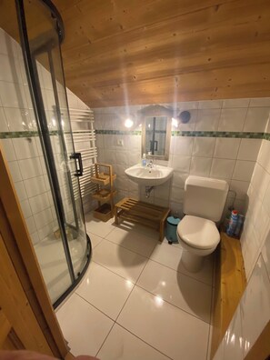 Baignoire, sĂšche-cheveux, papier toilette