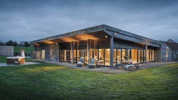 A modern house with a covered patio area, outdoor seating, and a hot tub. - Swallow's Orchard - Glastonbury (Glastonbury)